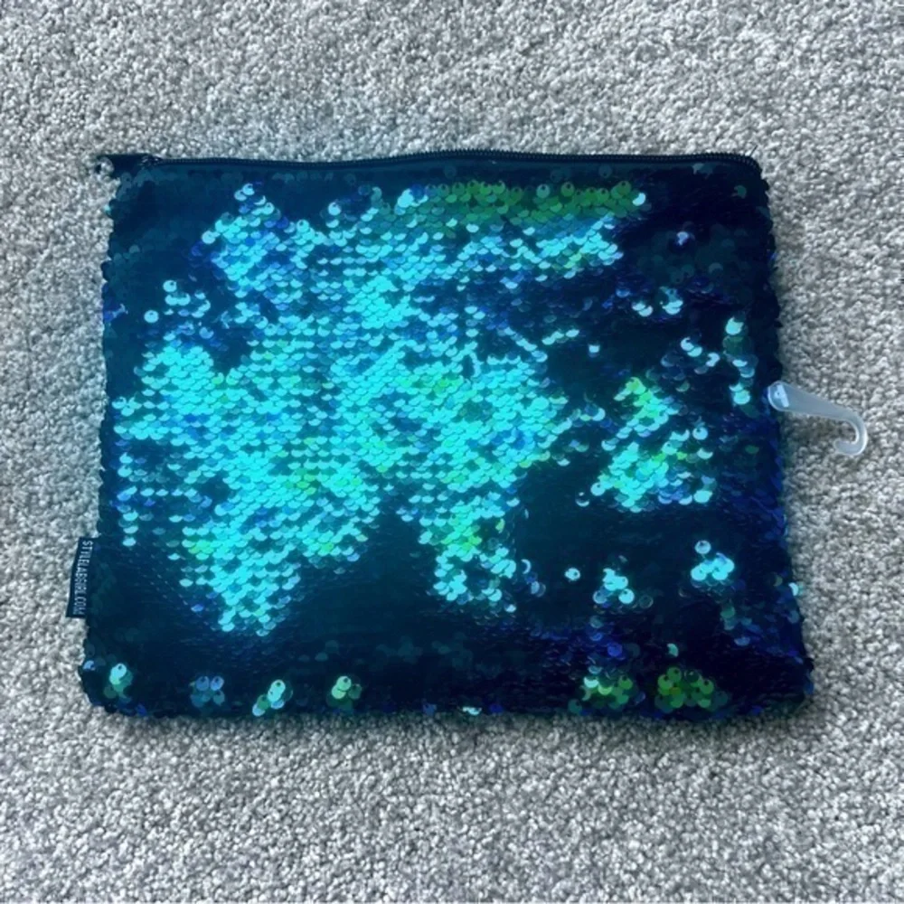 💚 NWOT Style.Lab sequin/black zippered cosmetic bag